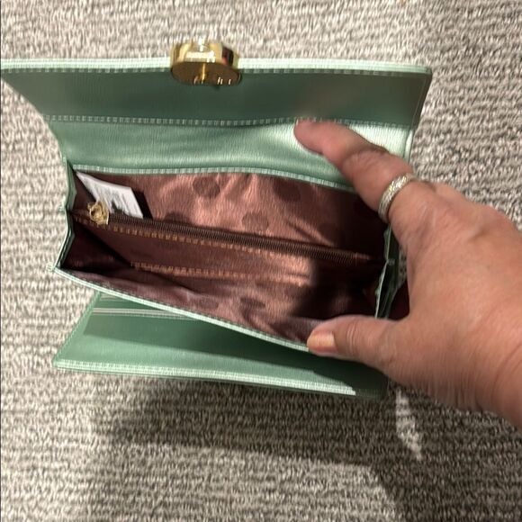 Nu Trendz Green Wallet Sleek Minimalist Design - Picture 3 of 3